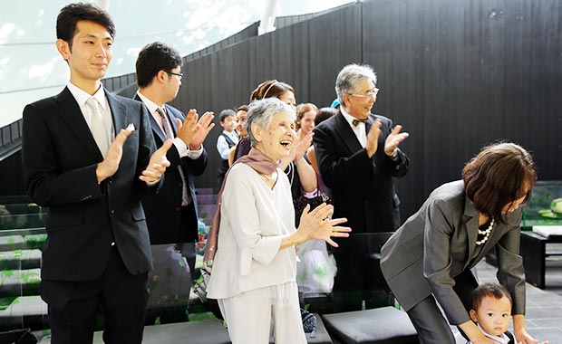 家族に見守られ