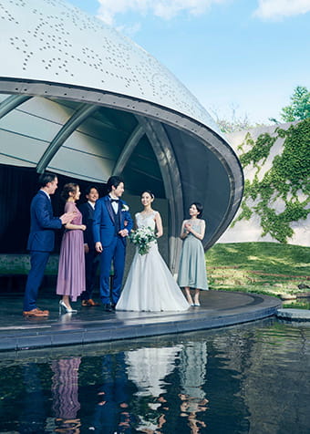 写真:新郎新婦とゲスト