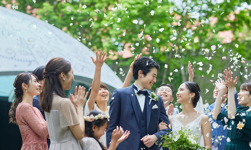 写真:フラワーシャワーで祝福される新郎新婦